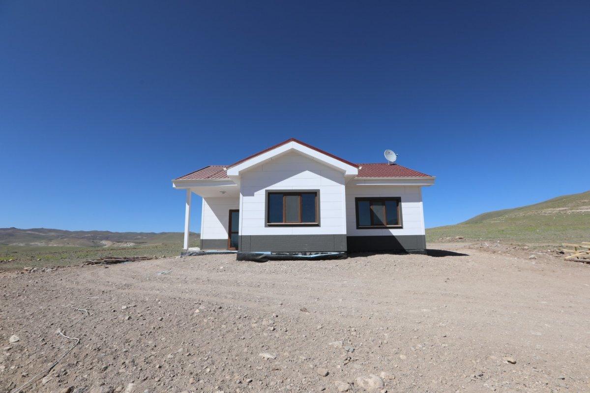 Van’da depremzedeler tamamlanan konutları inceledi