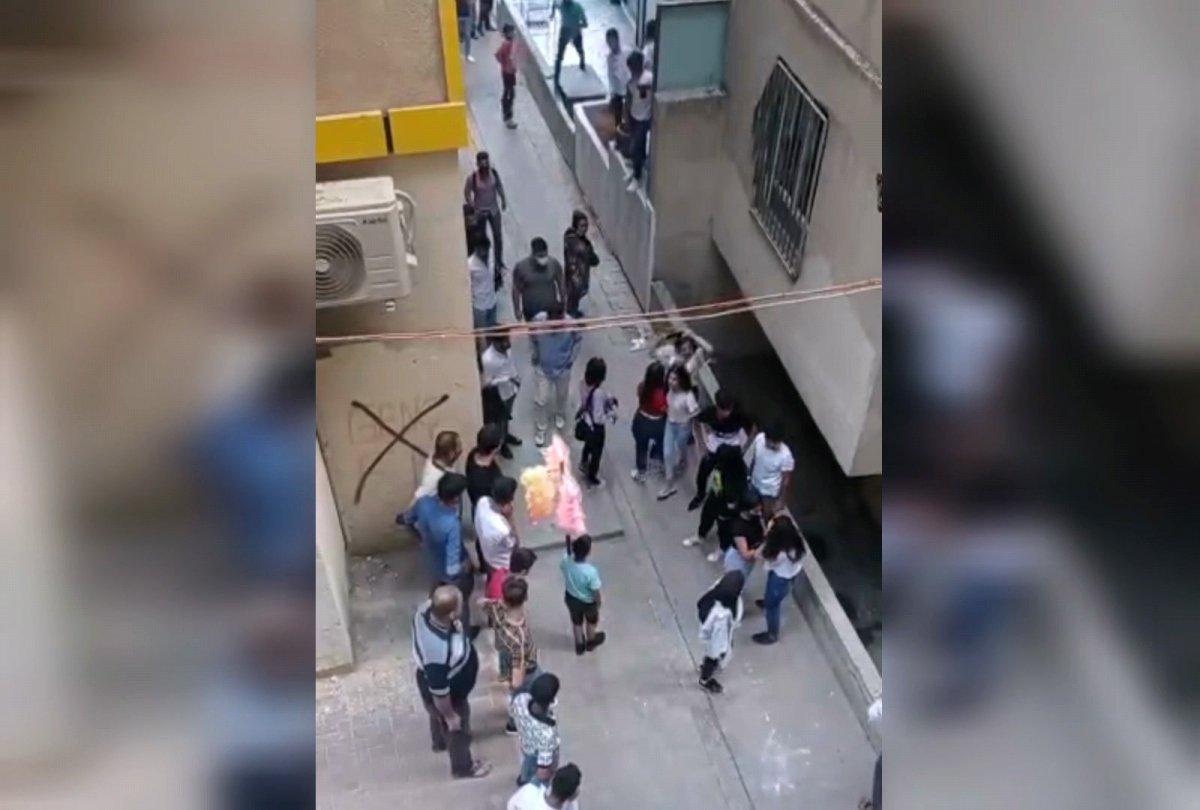 Şanlıurfa'da kızların kavgasını erkekler uzaktan izledi