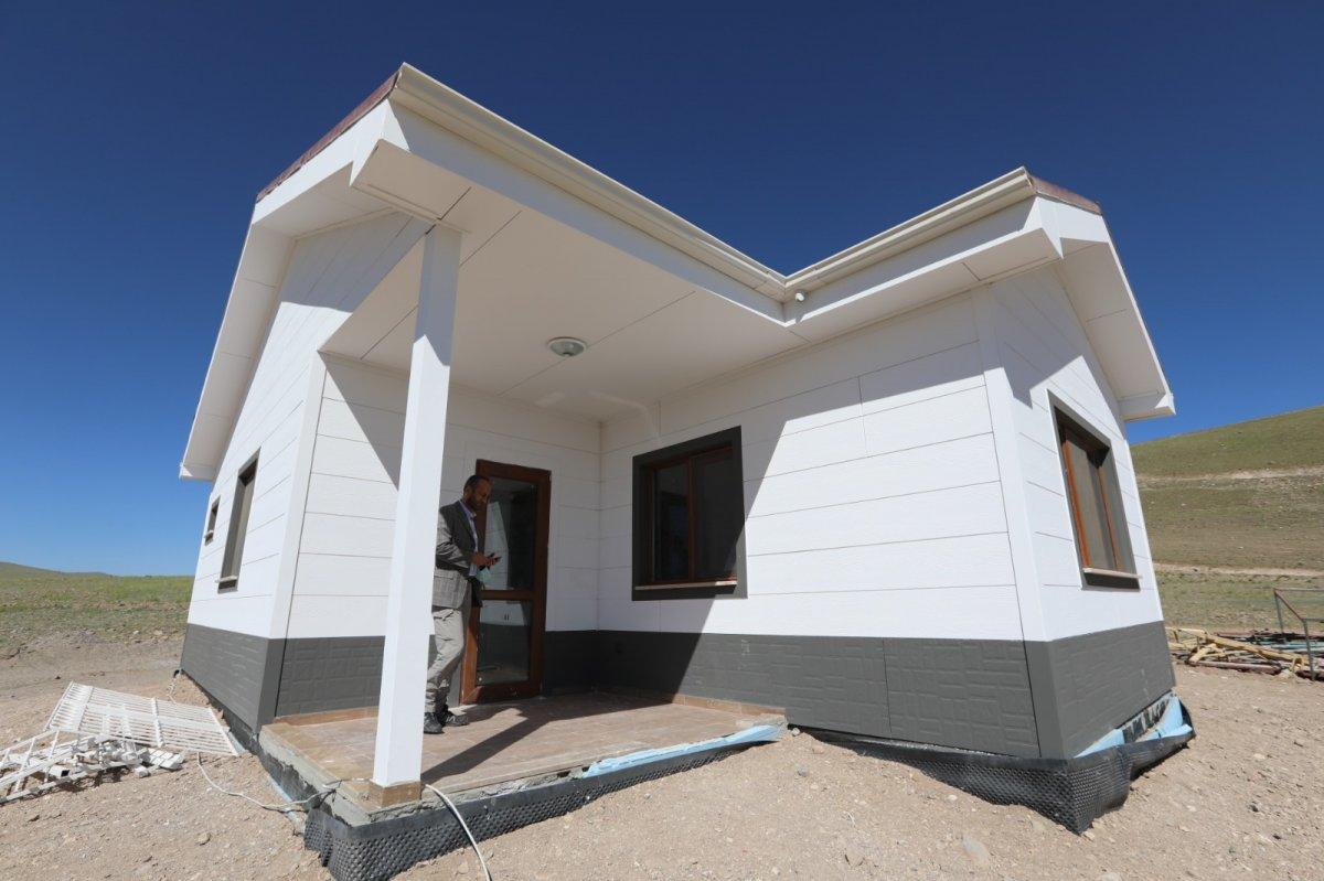 Van’da depremzedeler tamamlanan konutları inceledi