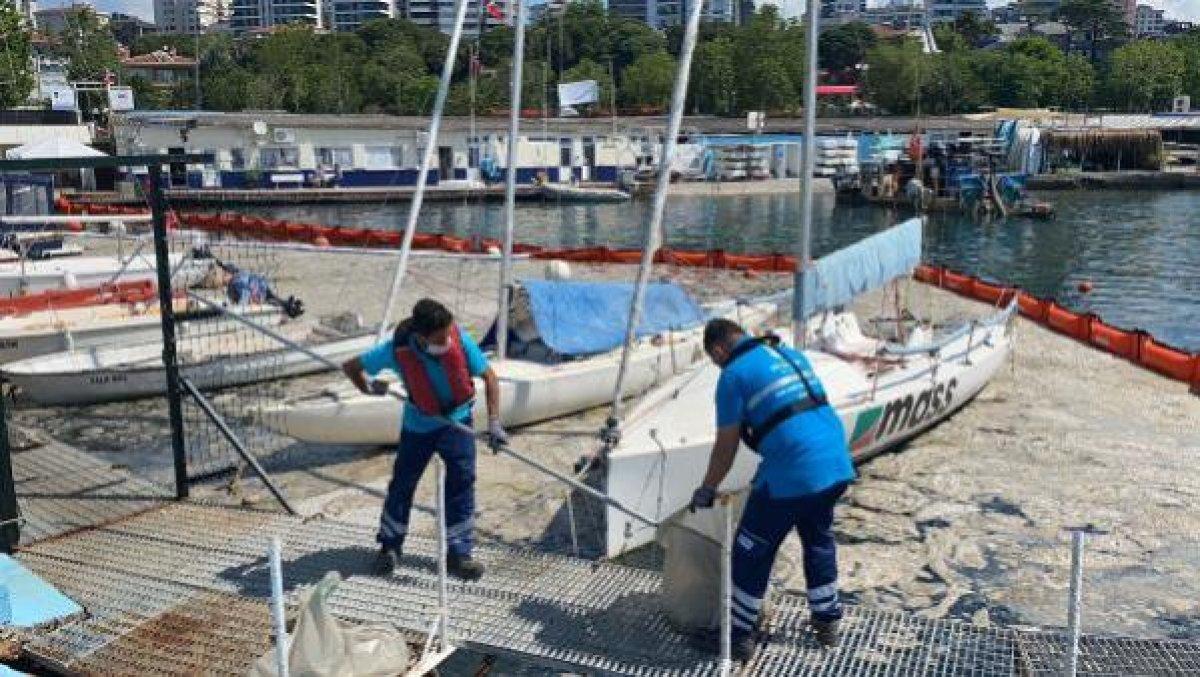 Caddebostan sahilinde yapılan müsilaj temizliği havadan görüntülendi