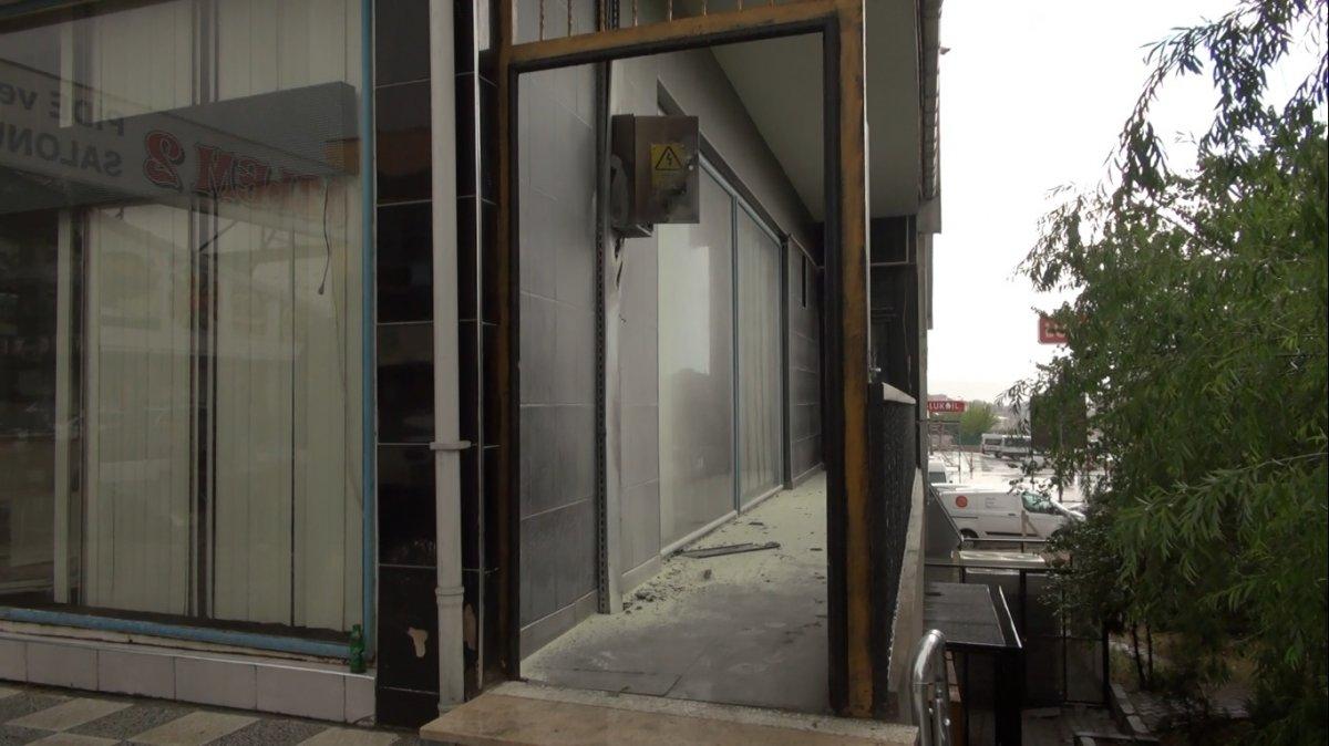 Kırıkkale’de düğün salonuna yıldırım düştü