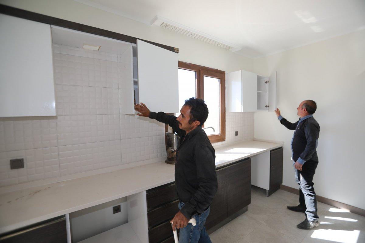 Van’da depremzedeler tamamlanan konutları inceledi