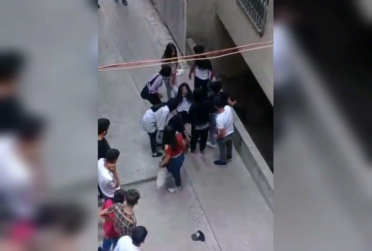 Şanlıurfa'da kızların kavgasını erkekler uzaktan izledi