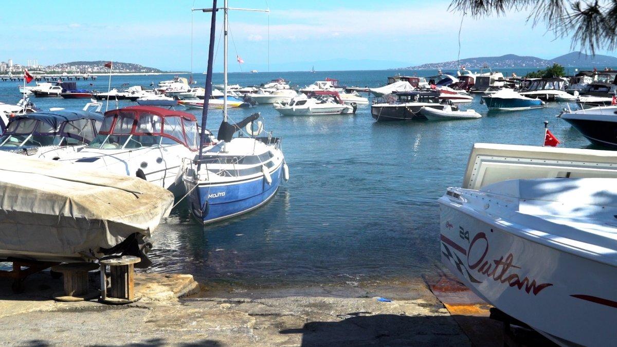 Caddebostan Sahili'nin kıyıları müsilajdan temizlendi