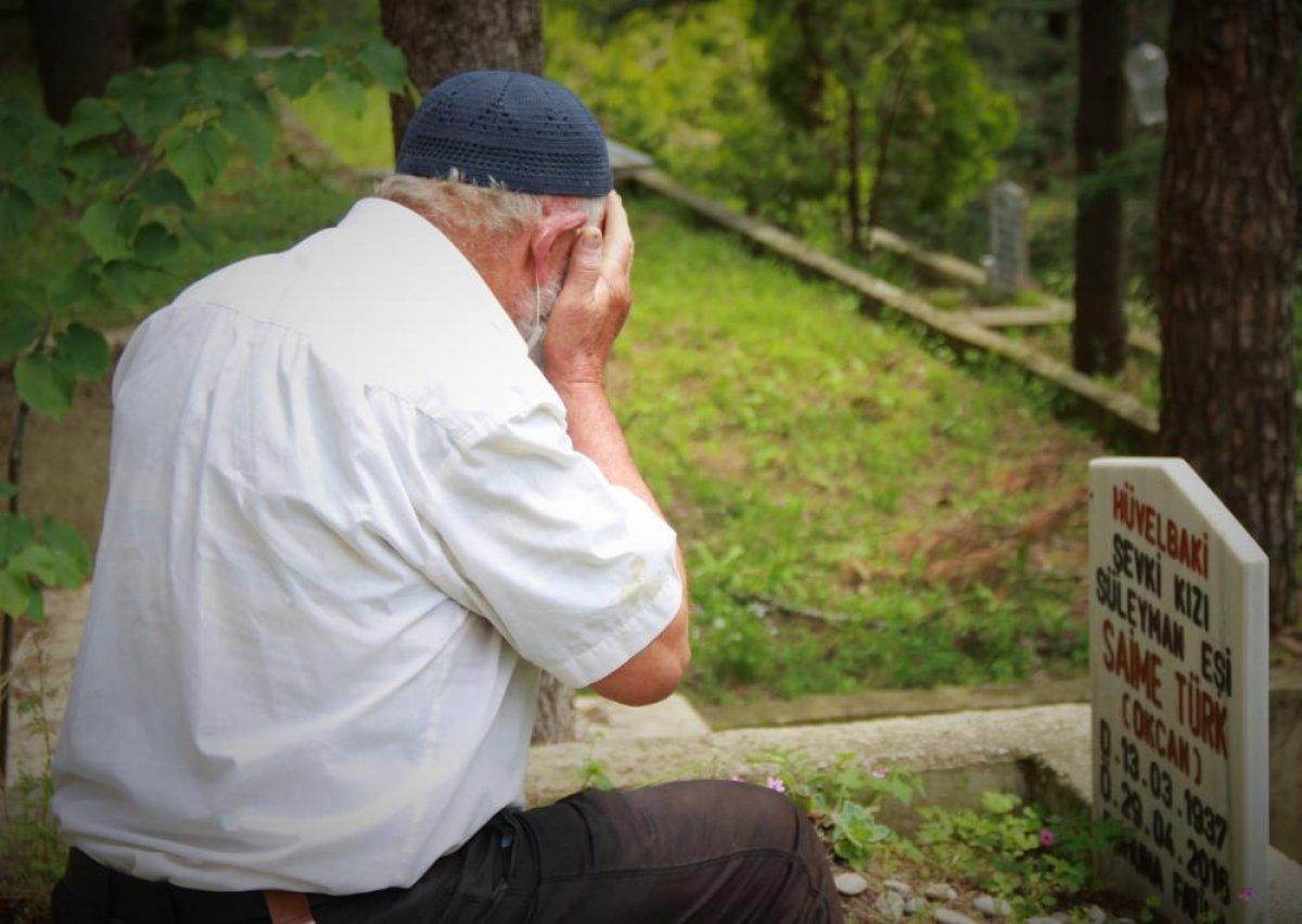 Kocaeli'de eşinin mezarı başından ayrılmıyor: Hanım öldükten sonra garip kaldım