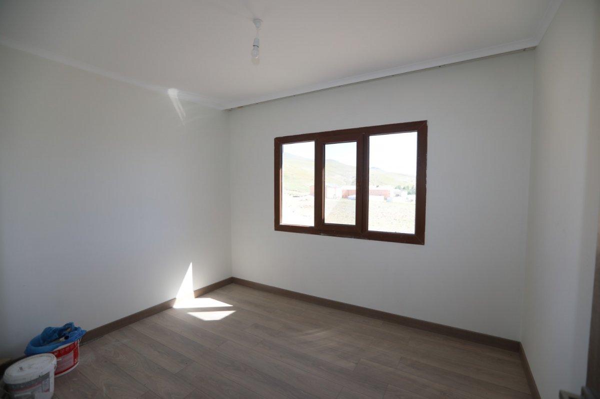 Van’da depremzedeler tamamlanan konutları inceledi