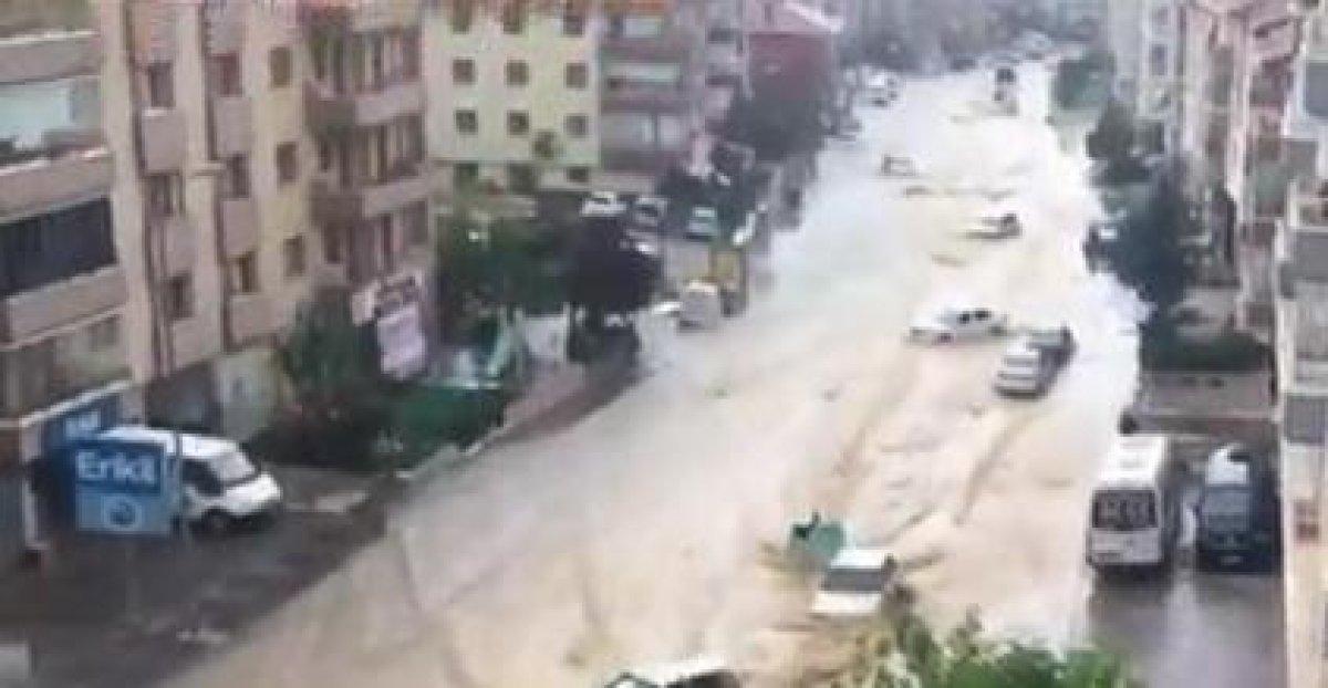 Ankara'da caddeleri sel bastı
