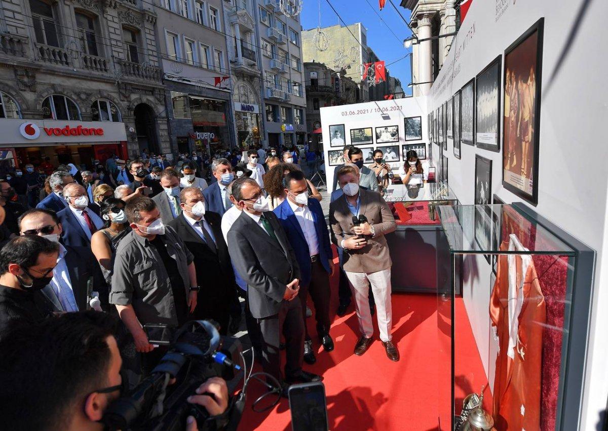 Mehmet Muharrem Kasapoğlu, başkonsoloslarla 'Altın kalpli eldiven' sergisini gezdi