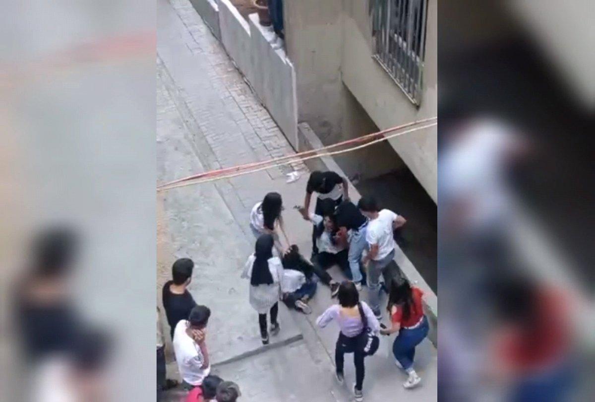 Şanlıurfa'da kızların kavgasını erkekler uzaktan izledi