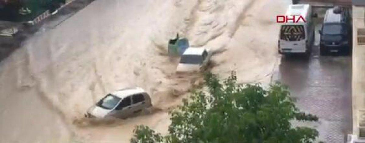 Ankara'da caddeleri sel bastı