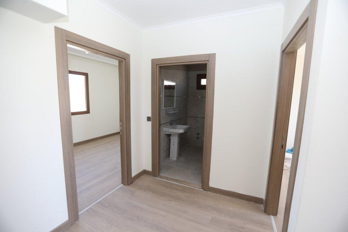 Van’da depremzedeler tamamlanan konutları inceledi