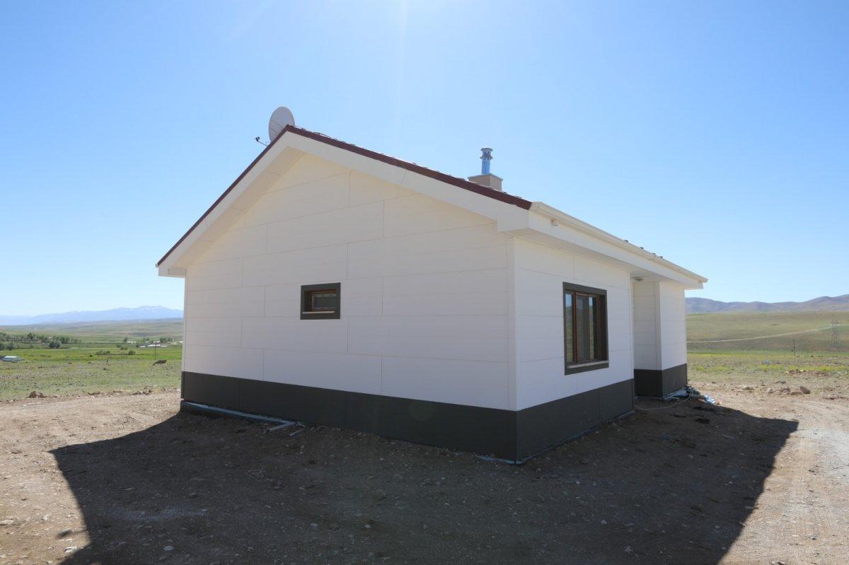 Van’da depremzedeler tamamlanan konutları inceledi