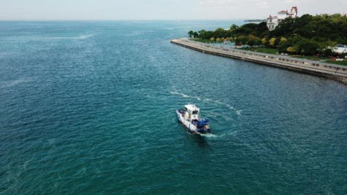 Caddebostan sahilinde yapılan müsilaj temizliği havadan görüntülendi