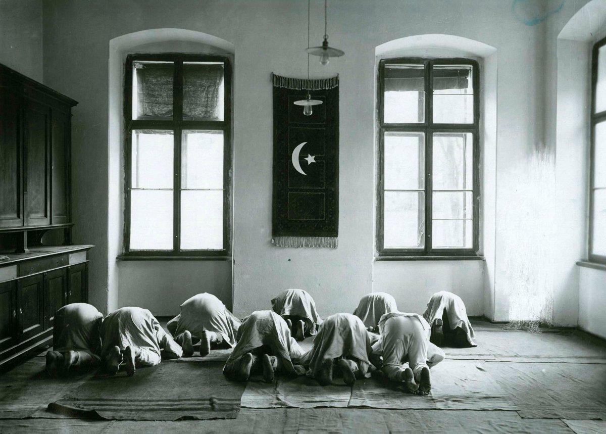 Galiçya'daki Türk askerlerinin namaz kılarken çekilen fotoğrafları