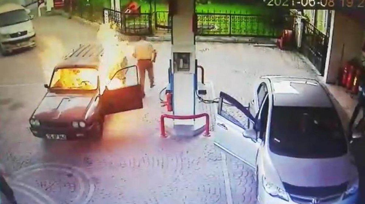 Bartın'da alev alan araçtan son anda kurtuldu