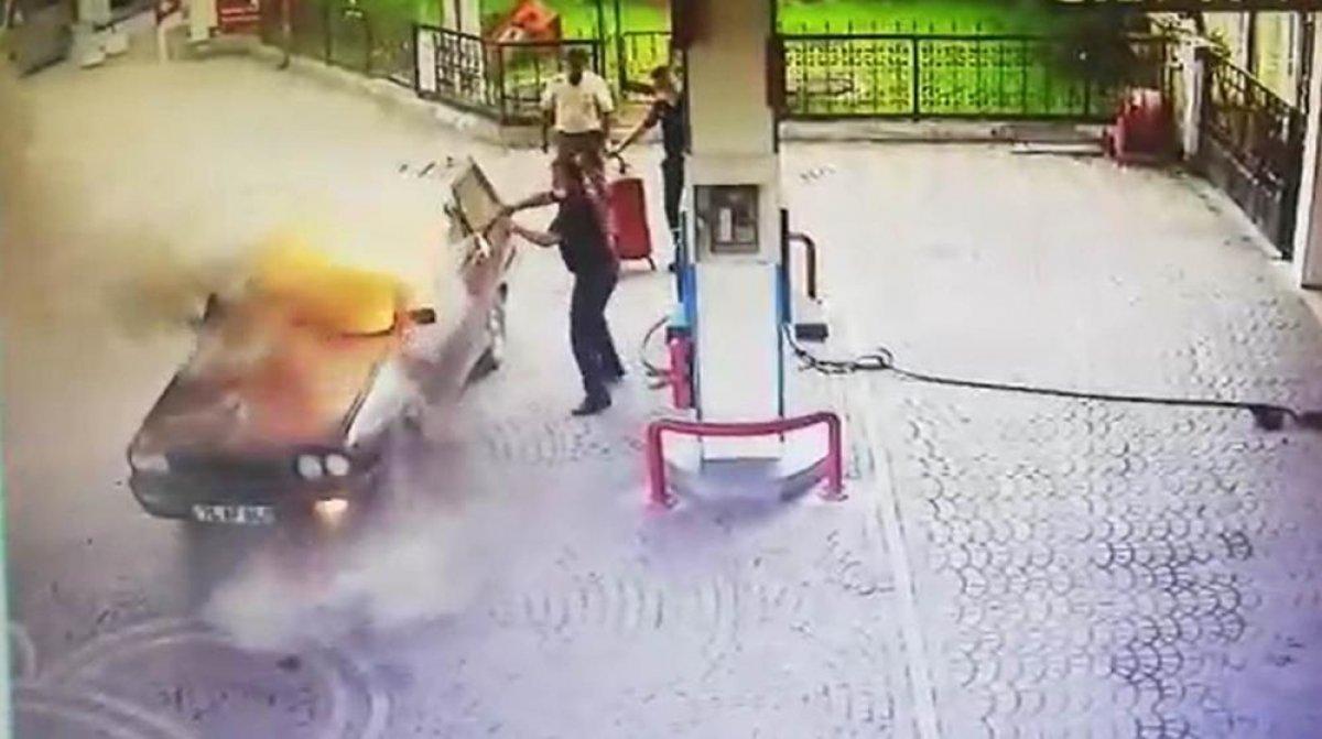 Bartın'da alev alan araçtan son anda kurtuldu