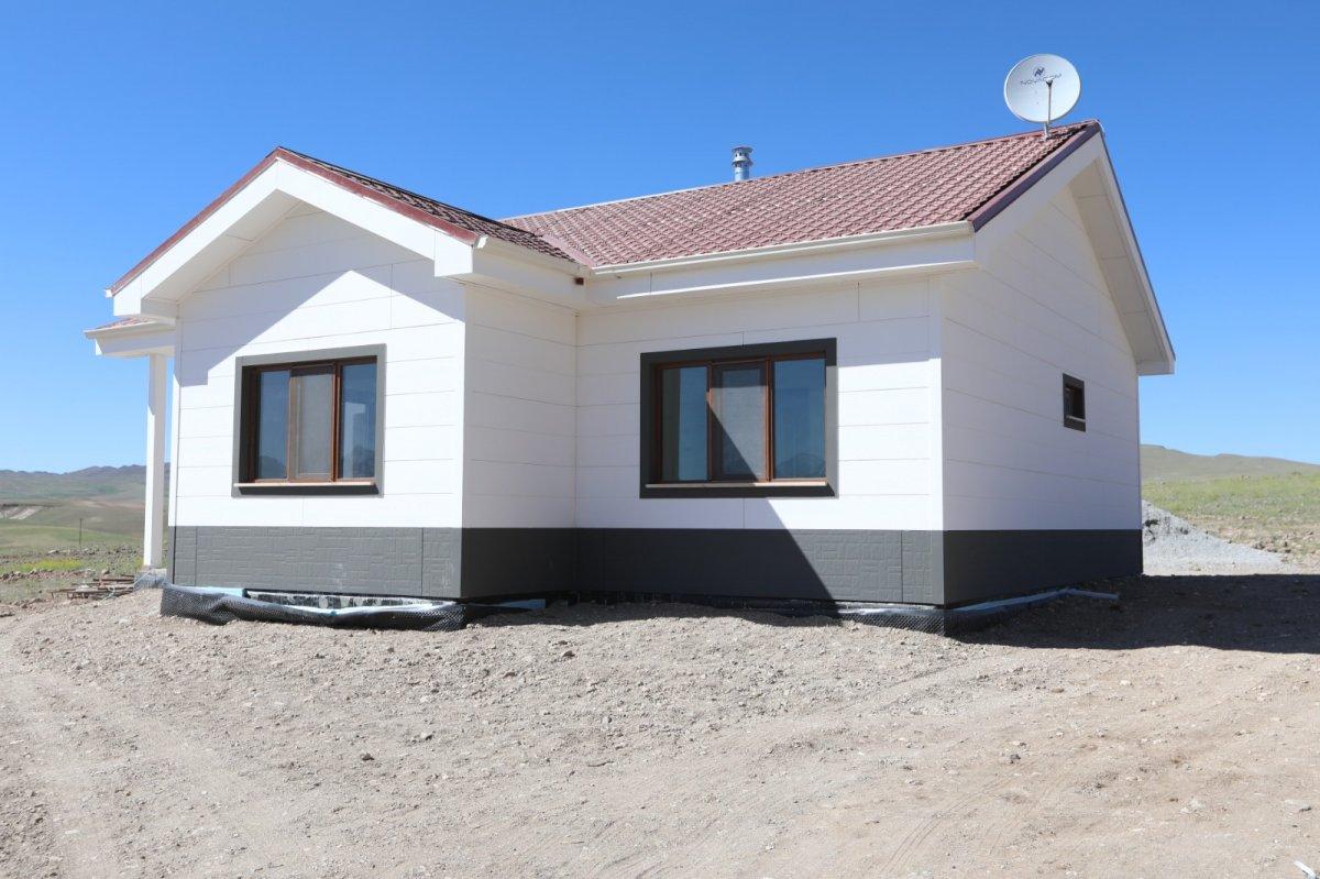 Van’da depremzedeler tamamlanan konutları inceledi