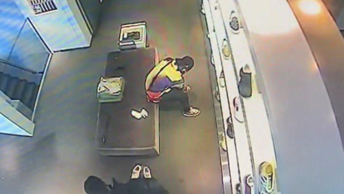 Sarıyer’de lüks mağazada ayakkabı hırsızlığı kameraya yansıdı