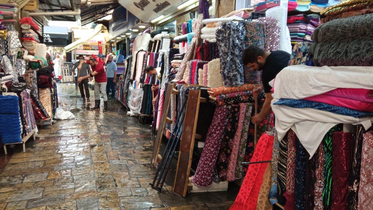 İzmir'de Tarihi Kemeraltı Çarşısı göle döndü