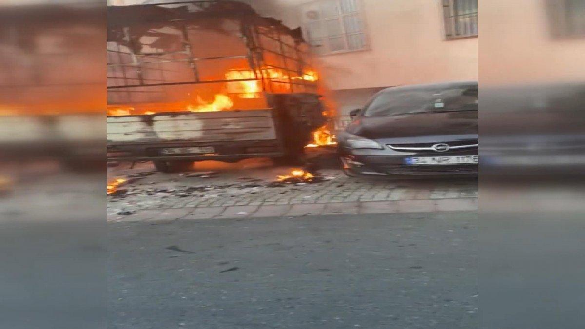 Kağıthane'de ısınalım derken 3 aracı ateşe verdiler