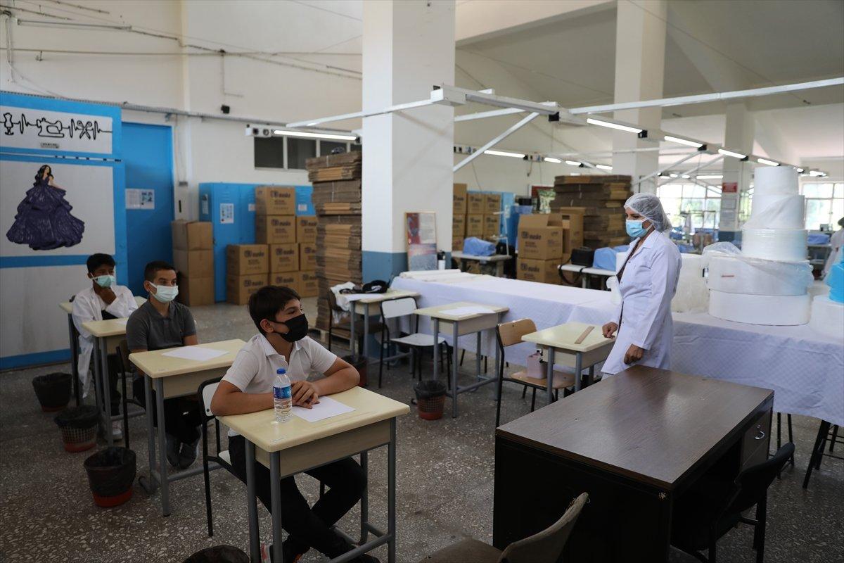 İzmir'de lise, maske üretiminde günlük 100 bin adetlik kapasiteye ulaştı