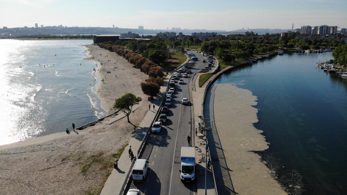 İstanbul'da bir yandan müsilaj temizliği, bir yandan deniz keyfi