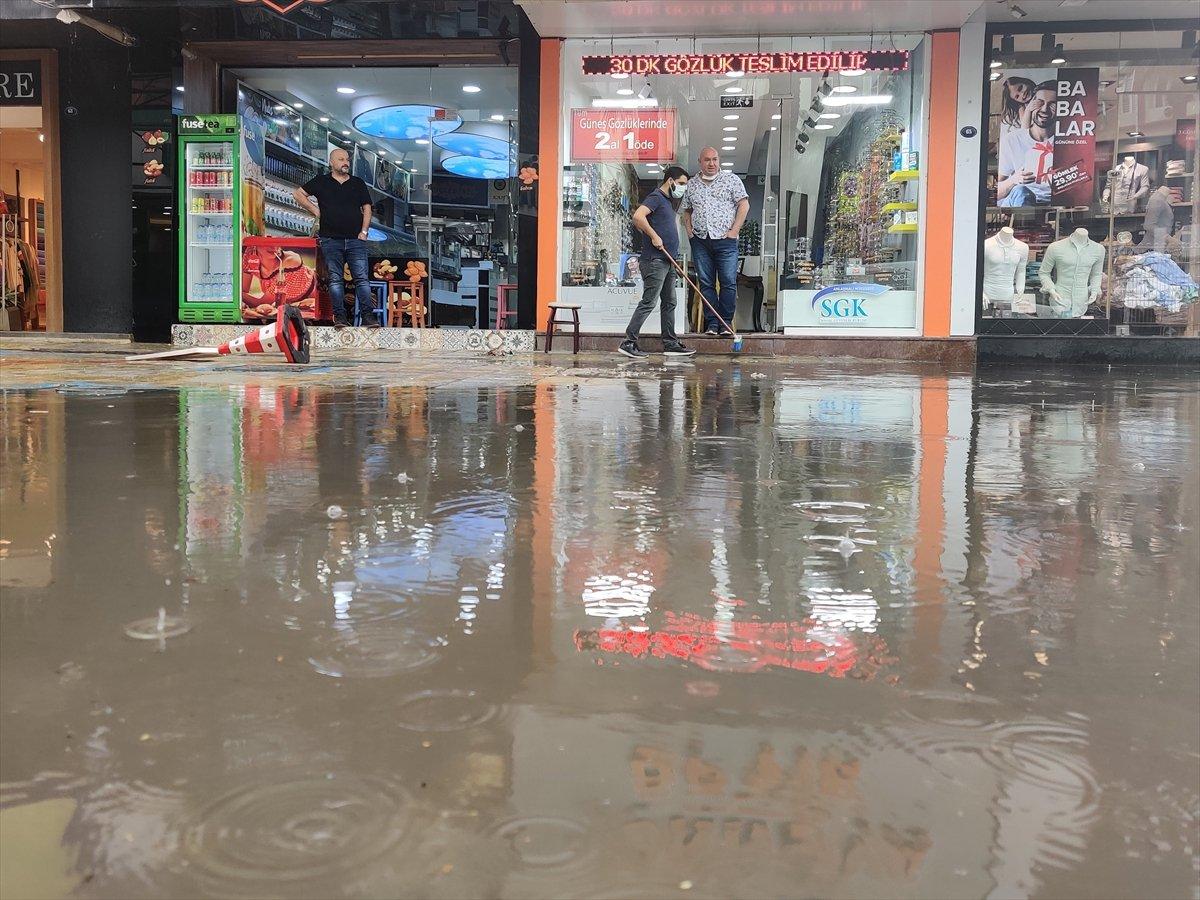 İzmir'de şiddetli sağanak