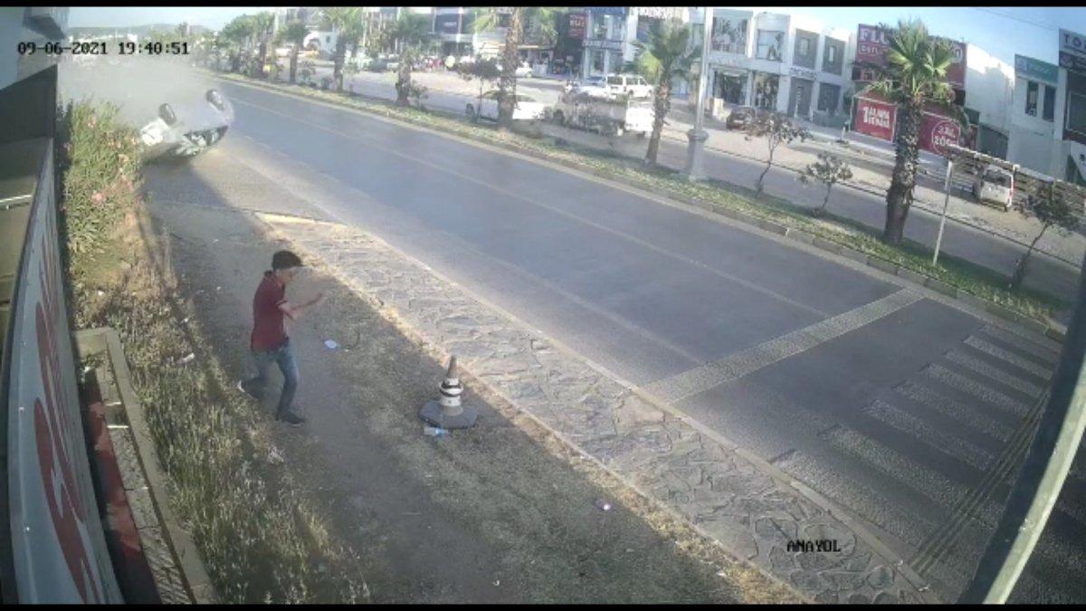 Muğla’da yayaya çarpmamak için manevra yapan otomobil takla attı