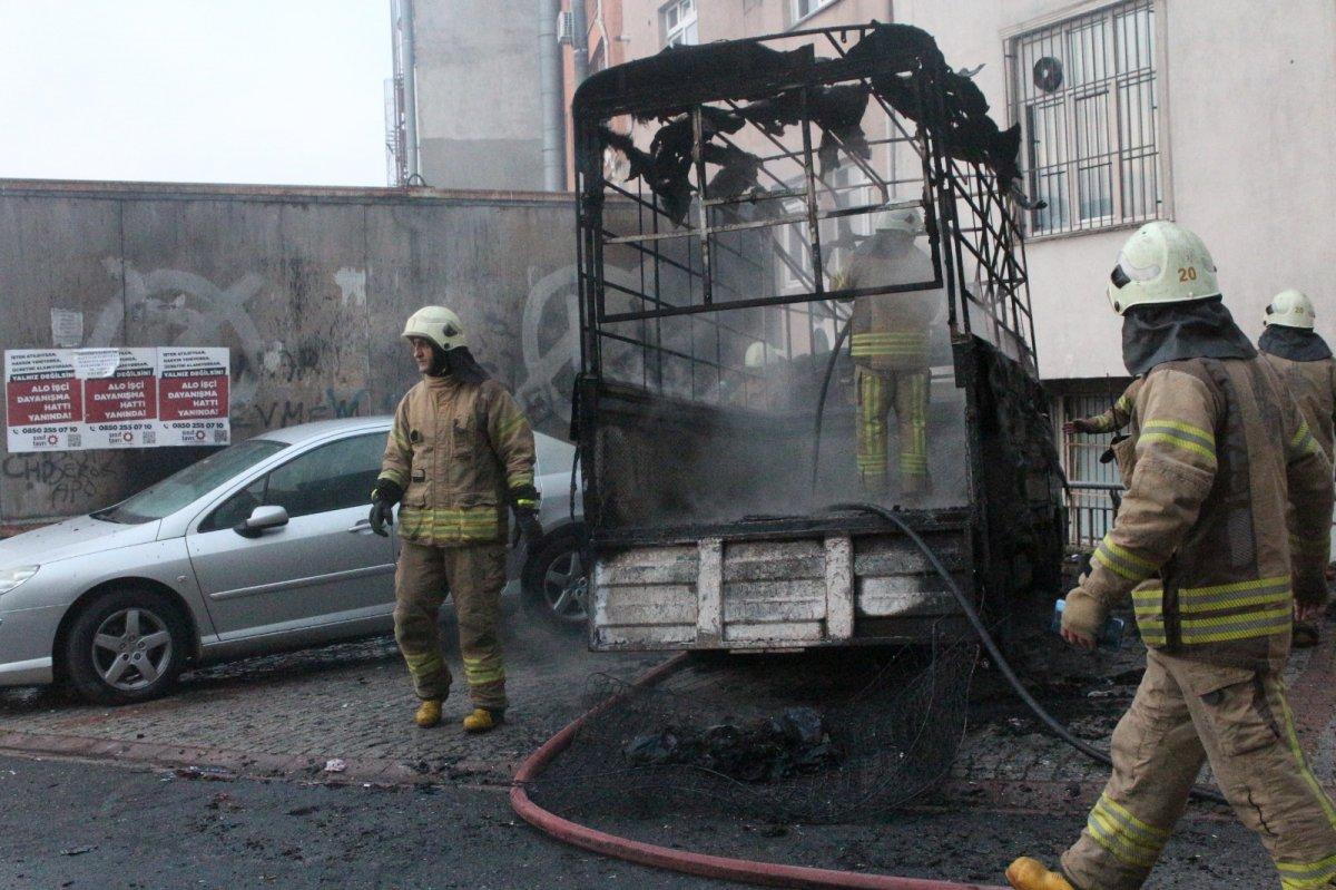 Kağıthane'de ısınalım derken 3 aracı ateşe verdiler