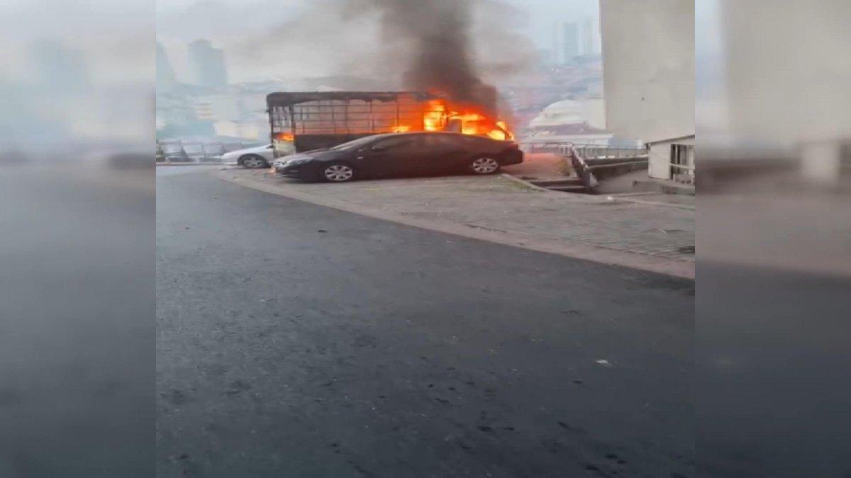 Kağıthane'de ısınalım derken 3 aracı ateşe verdiler