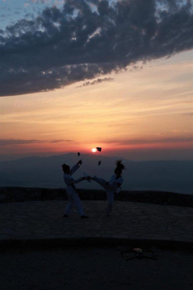 Spil Dağı Milli Parkı’nda gün batımı eşliğinde idman
