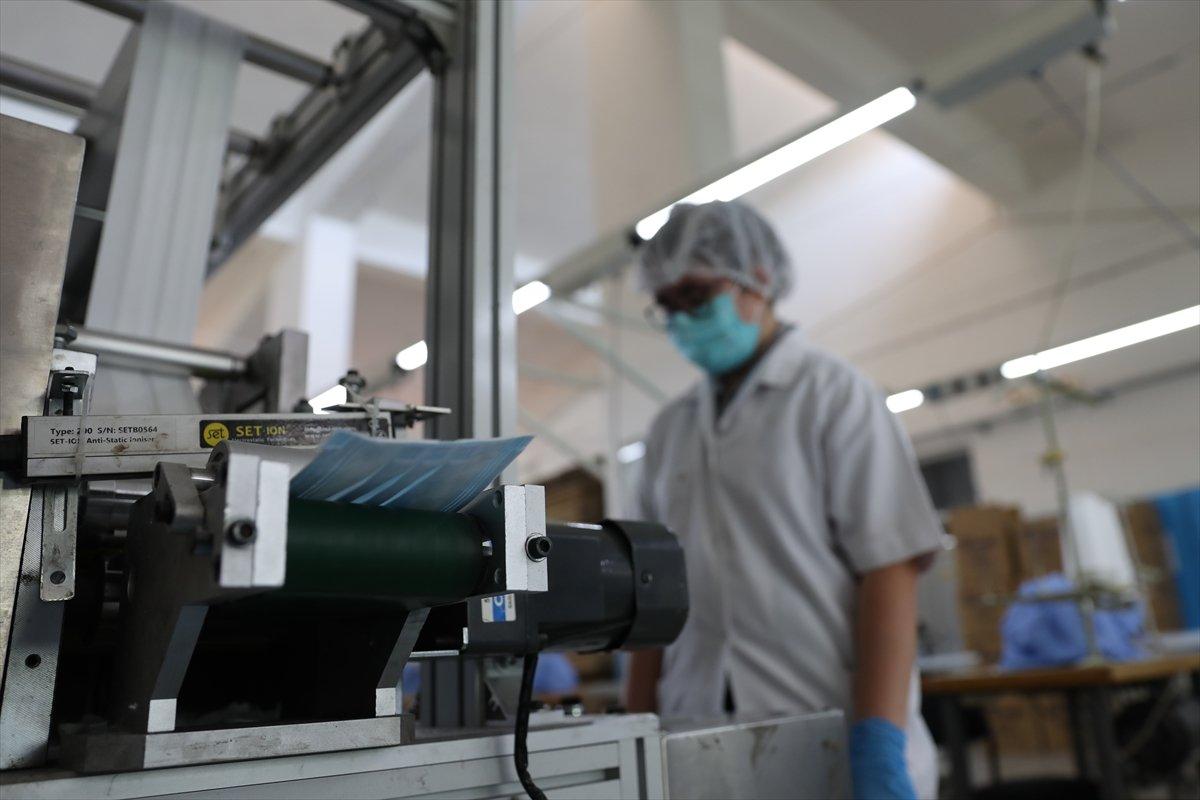 İzmir'de lise, maske üretiminde günlük 100 bin adetlik kapasiteye ulaştı