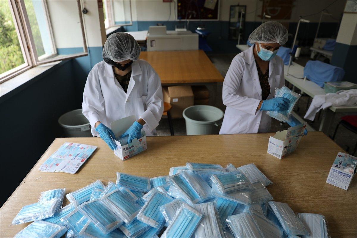 İzmir'de lise, maske üretiminde günlük 100 bin adetlik kapasiteye ulaştı