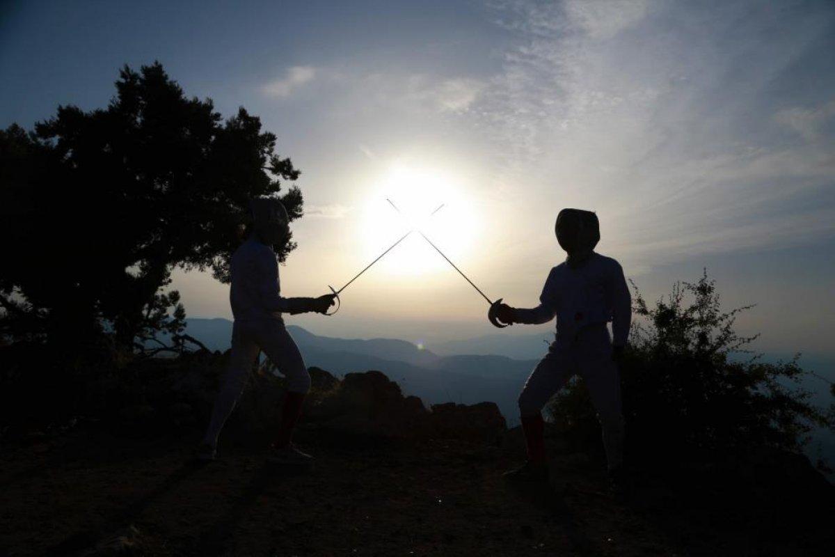Spil Dağı Milli Parkı’nda gün batımı eşliğinde idman