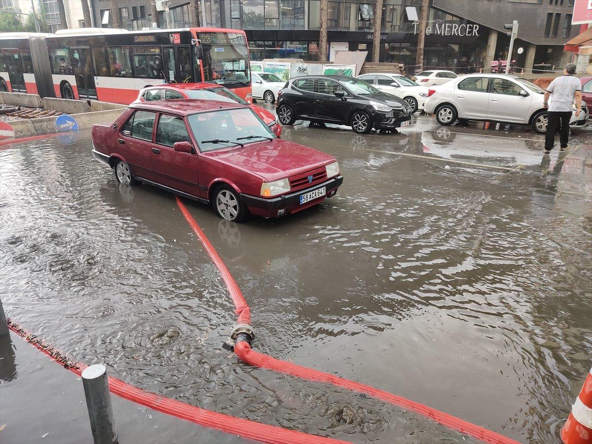 İzmir'de şiddetli sağanak