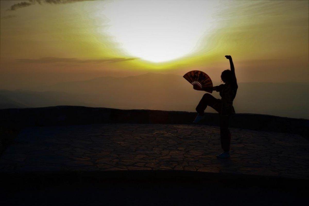 Spil Dağı Milli Parkı’nda gün batımı eşliğinde idman