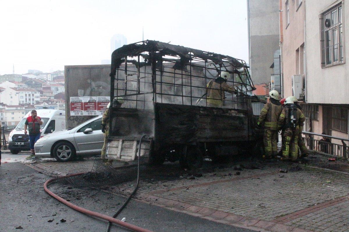Kağıthane'de ısınalım derken 3 aracı ateşe verdiler