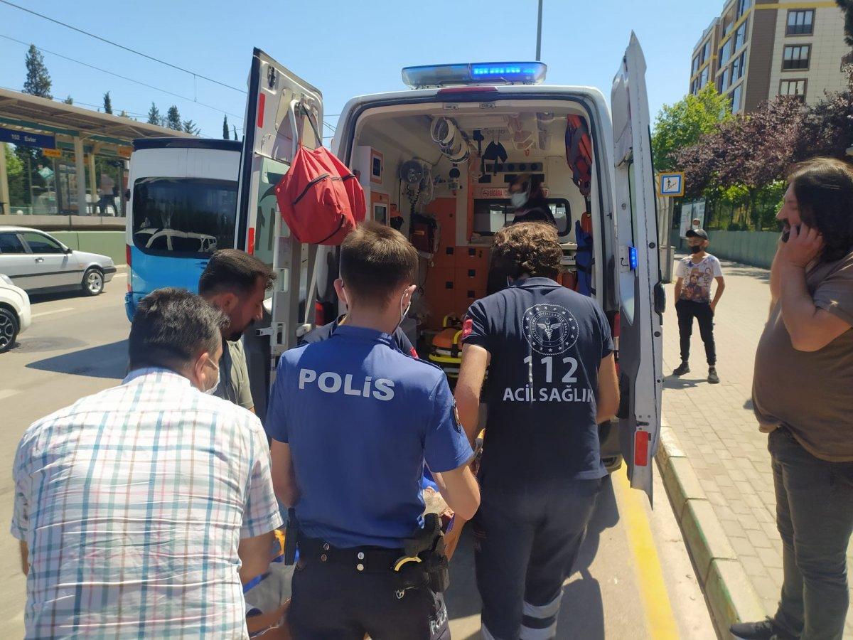 Bursa’da, raylara yatan şahıs metro hattını kitledi