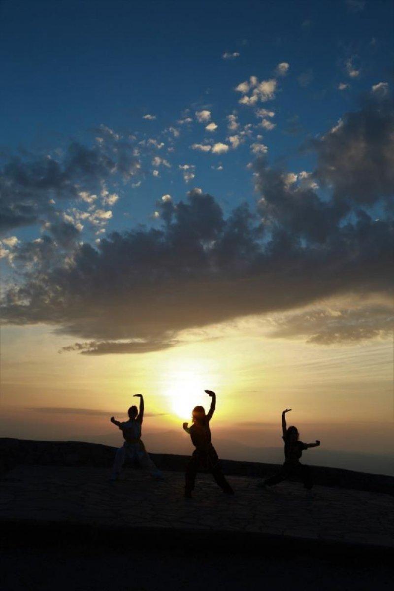 Spil Dağı Milli Parkı’nda gün batımı eşliğinde idman