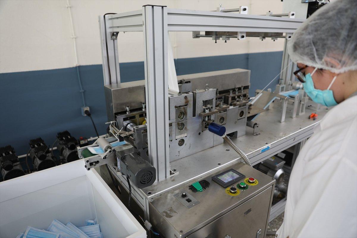 İzmir'de lise, maske üretiminde günlük 100 bin adetlik kapasiteye ulaştı