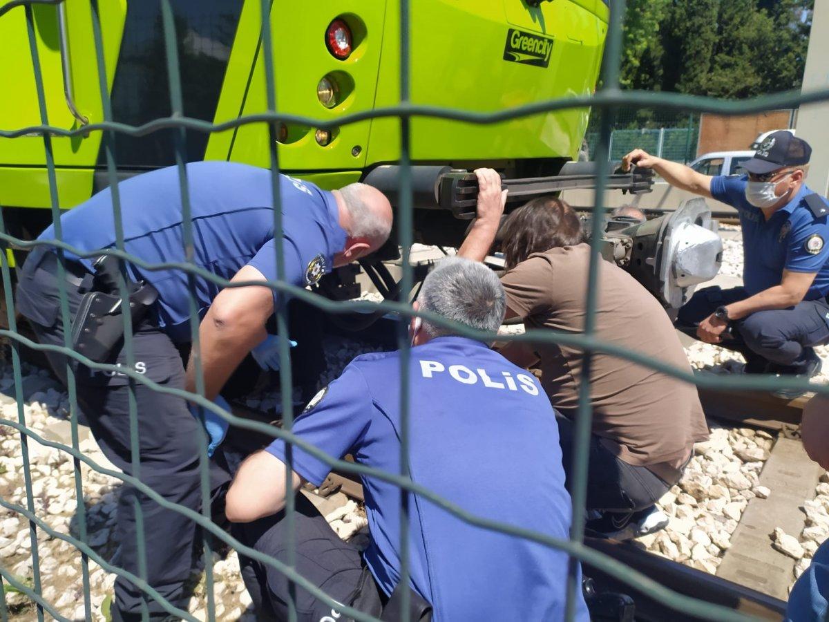 Bursa’da, raylara yatan şahıs metro hattını kitledi