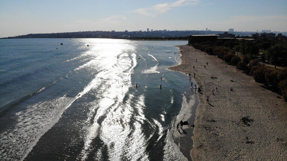 İstanbul'da bir yandan müsilaj temizliği, bir yandan deniz keyfi