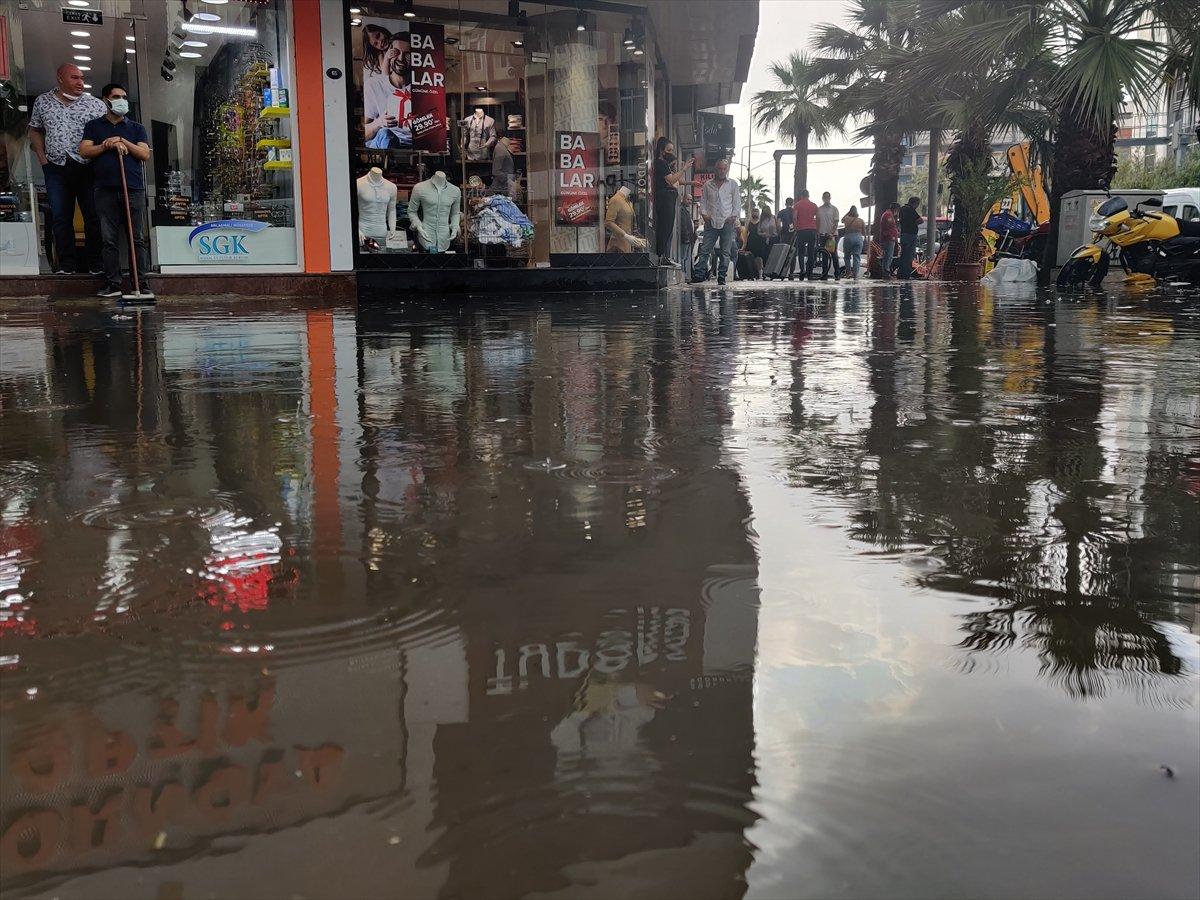 İzmir'de şiddetli sağanak