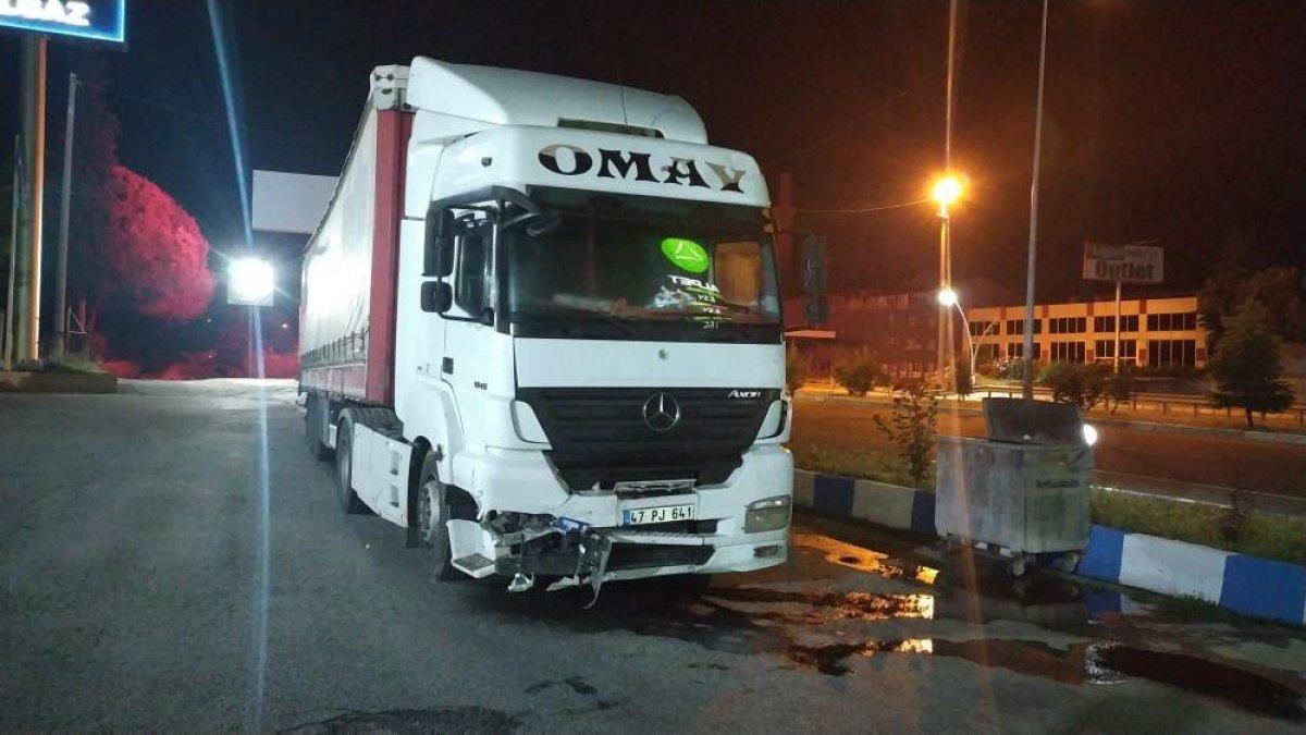 Uşak'ta, ters yöne giren alkollü sürücü tıra çarptı