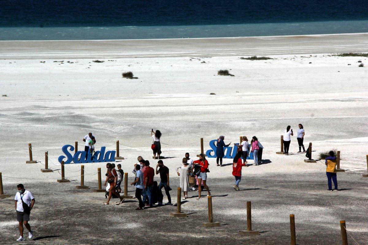 Salda Gölü ziyaretçilerin akınına uğradı