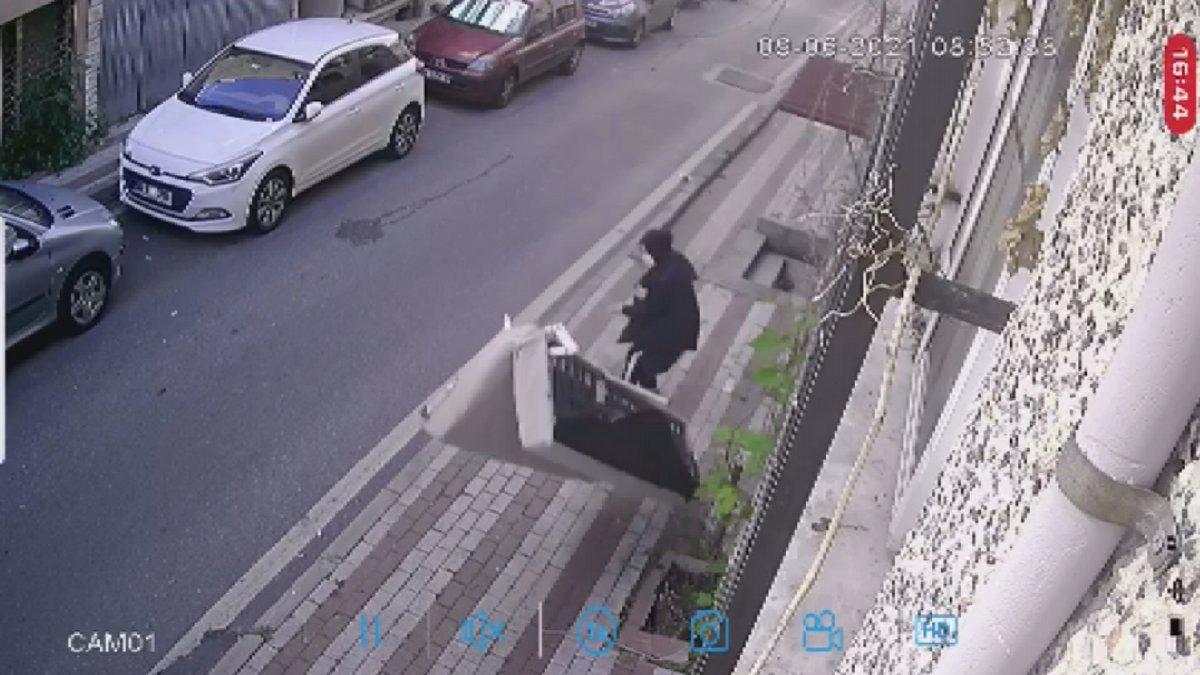 Üsküdar'da üçüncü kattan atılan kanepe ölüme neden oluyordu