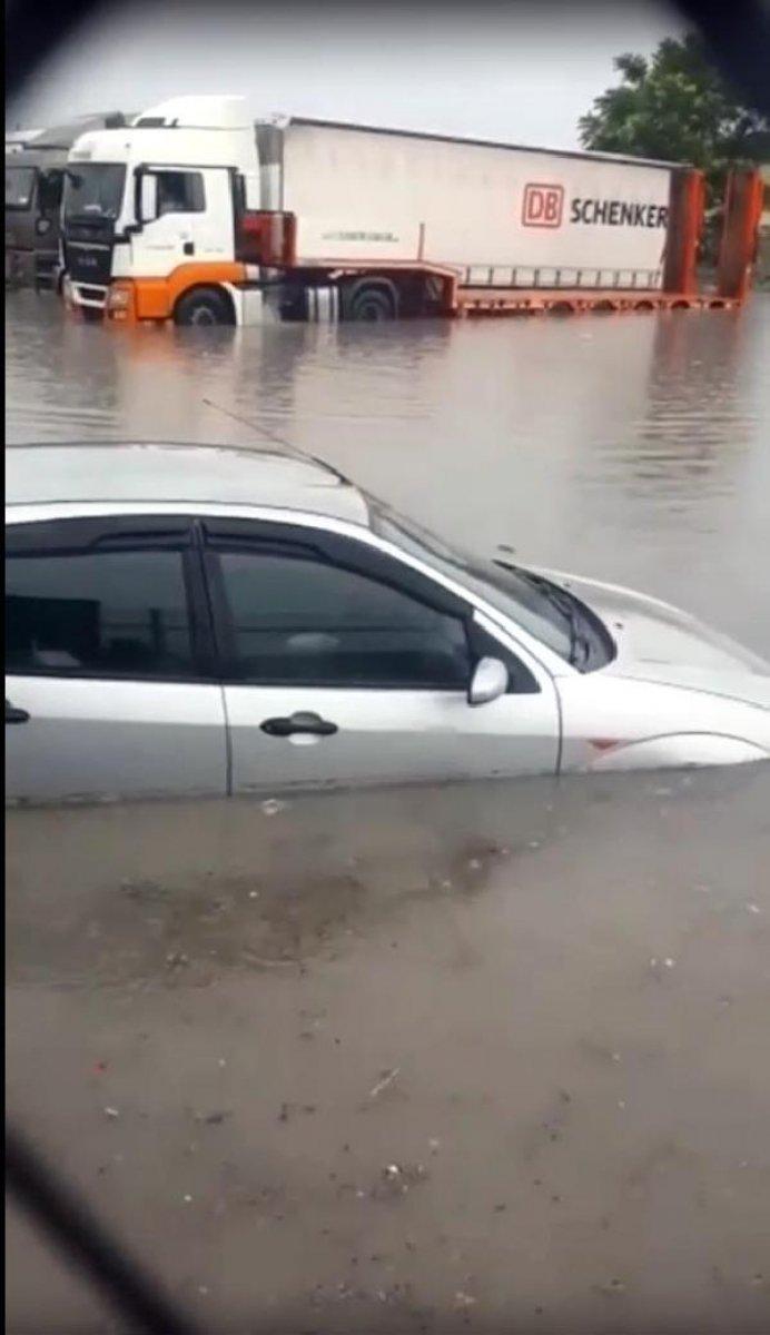 Ankara'da sağanak yağış nedeniyle ev ve iş yerlerini su bastı