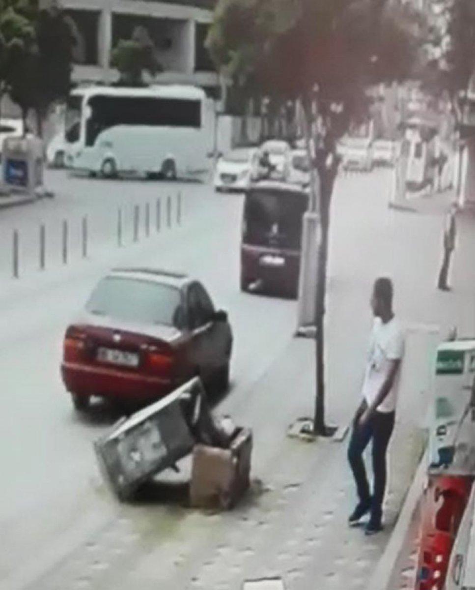 Kocaeli’de, telefon panosunu tekmeleyerek devirdi