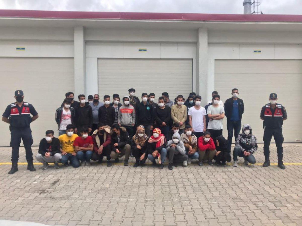 Antalya’da ormanlık alanda 73 sığınmacı yakalandı
