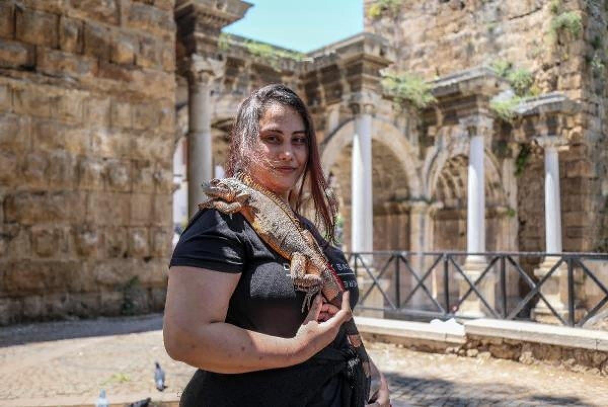 Antalya'da omzunda iguanasıyla şehri geziyor